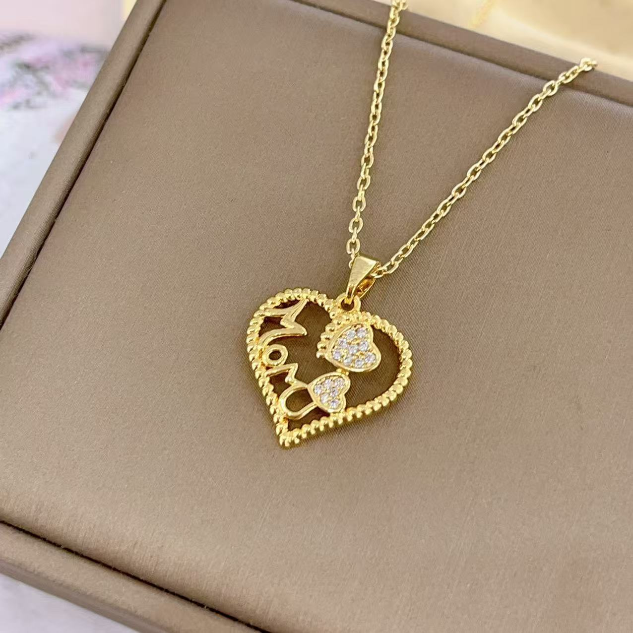 Elegant Heart MOM Necklace – Mother’s Day Gift in Gold & Silver