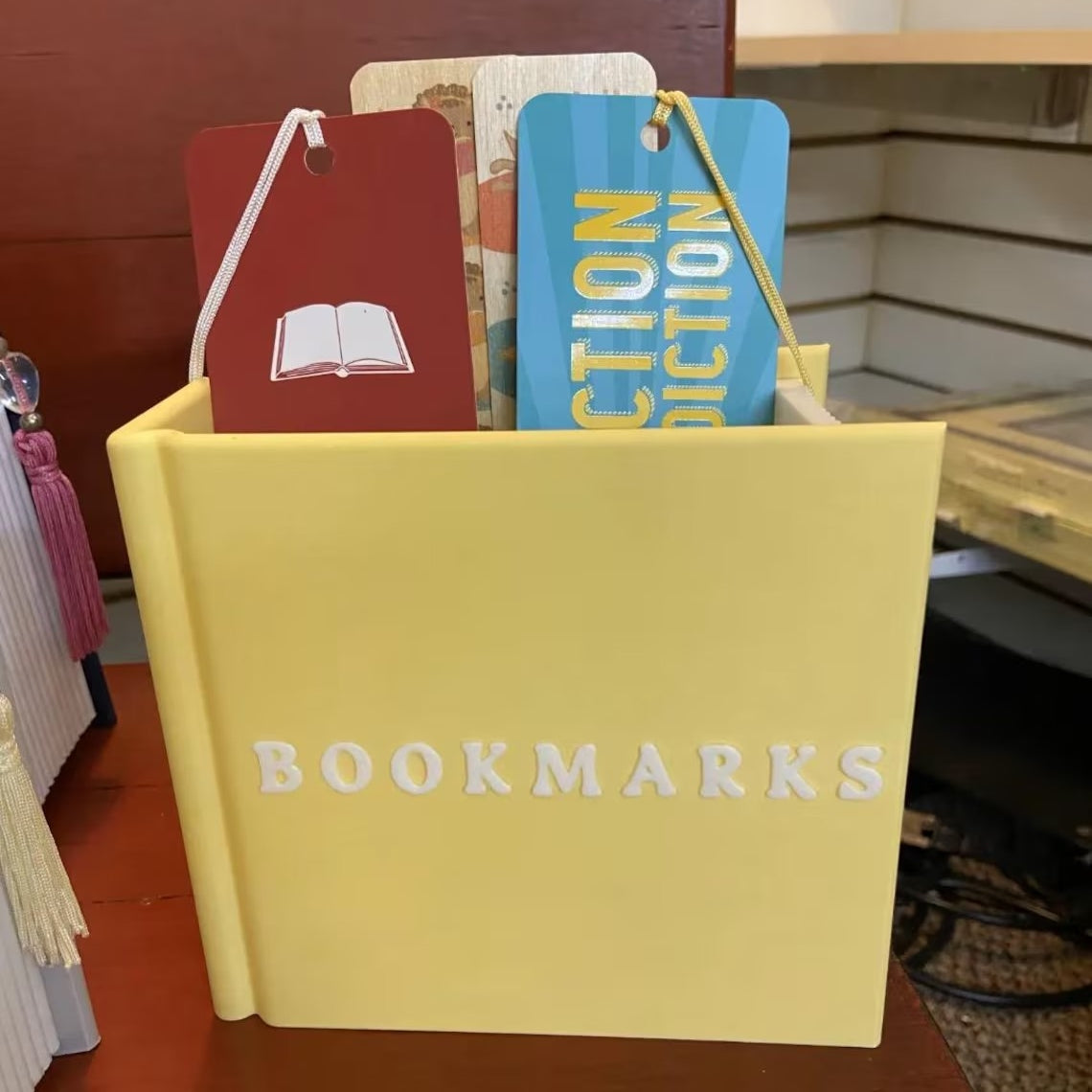 3D-Printed Bookmark Display Shelf – Unique Holder for Book Lovers