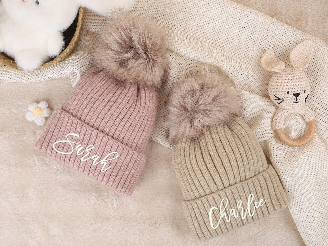 Personalisierte gehäkelte Kindermützen mit Stickerei – Individuell gestaltete Wintermützen mit Bommel