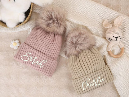 Personalisierte gehäkelte Kindermützen mit Stickerei – Individuell gestaltete Wintermützen mit Bommel