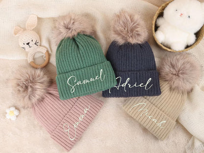 Personalisierte gehäkelte Kindermützen mit Stickerei – Individuell gestaltete Wintermützen mit Bommel