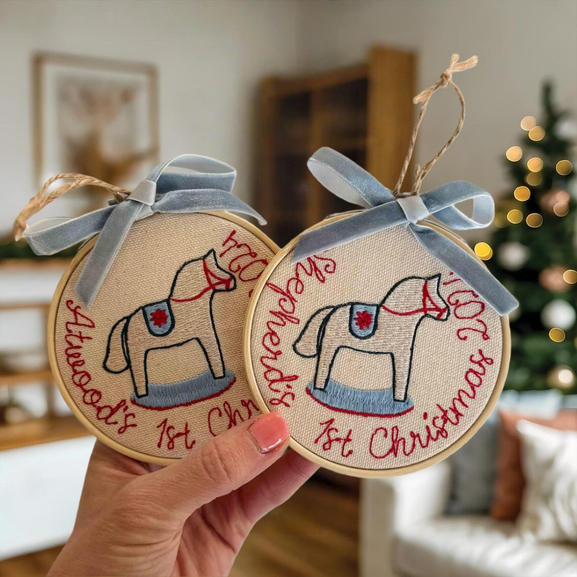 Personalisierter, bestickter Weihnachtsschmuck für das erste Weihnachtsfest | Schaukelpferd &amp; Schneemann