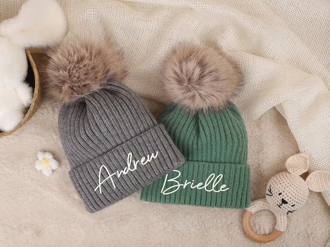 Personalisierte gehäkelte Kindermützen mit Stickerei – Individuell gestaltete Wintermützen mit Bommel