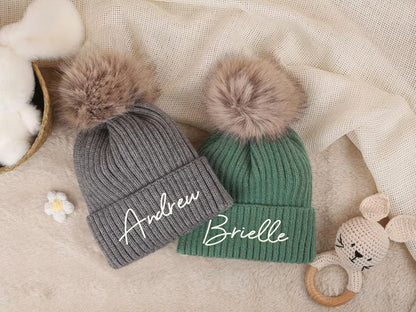 Personalisierte gehäkelte Kindermützen mit Stickerei – Individuell gestaltete Wintermützen mit Bommel