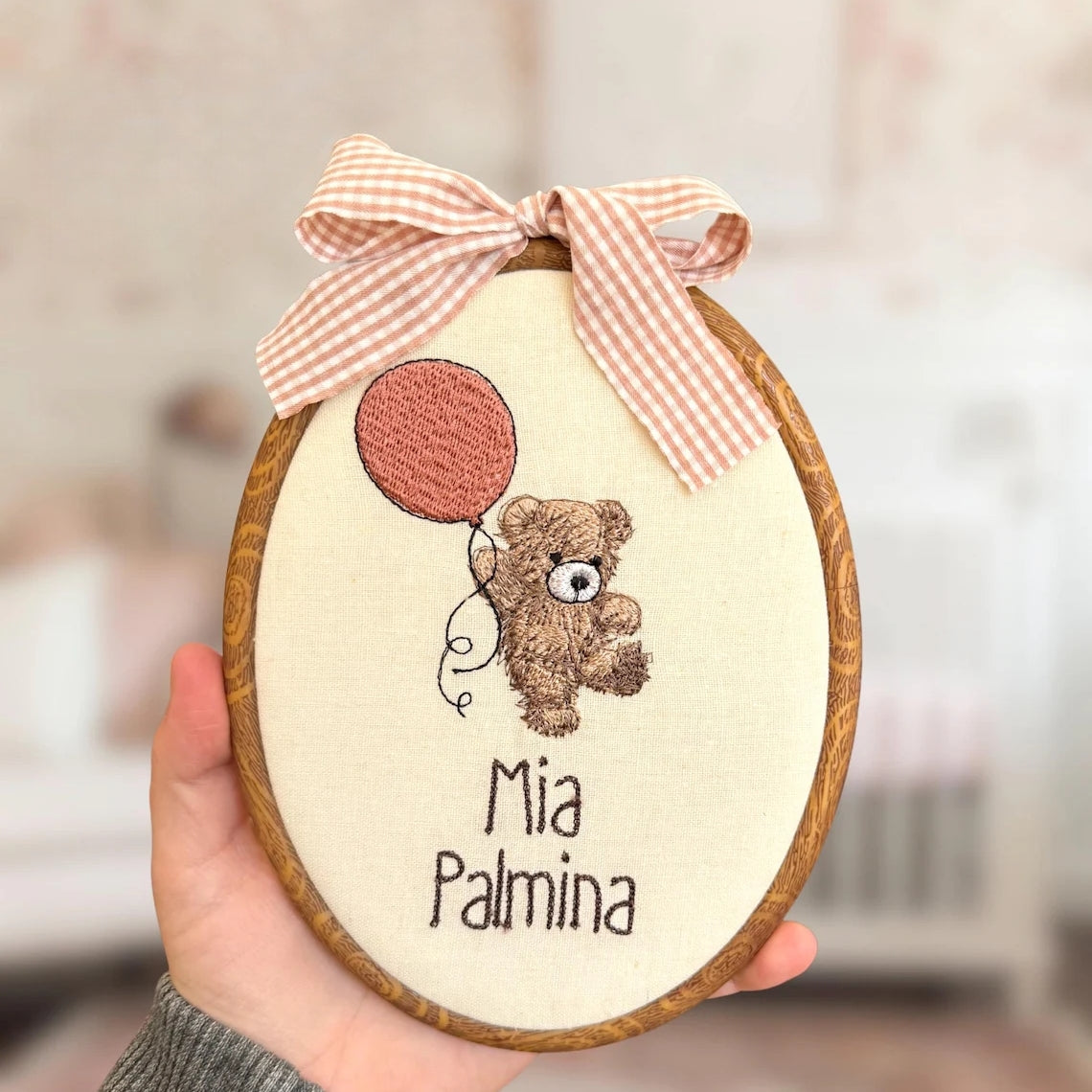 Personalisierter Ovaler Namensstickrahmen – Teddy & Ballon Design