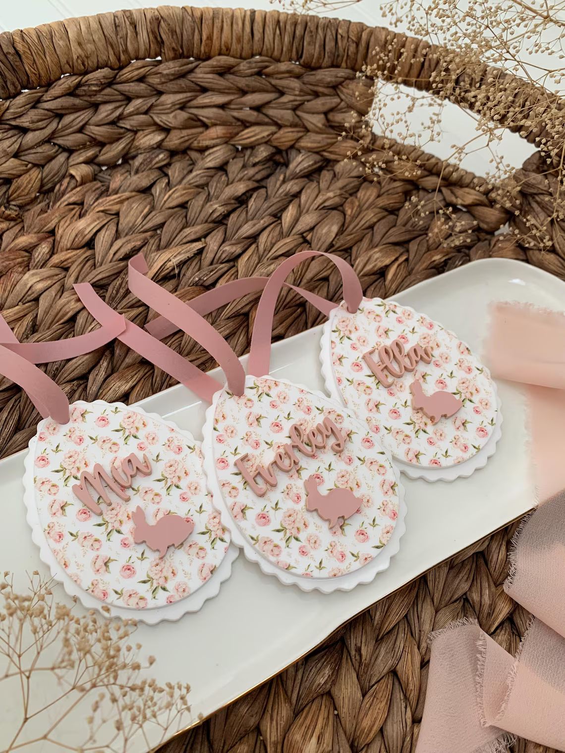 Personalisierter, gewellter Anhänger für den Ostereierkorb mit Blumen- und Vichy-Muster