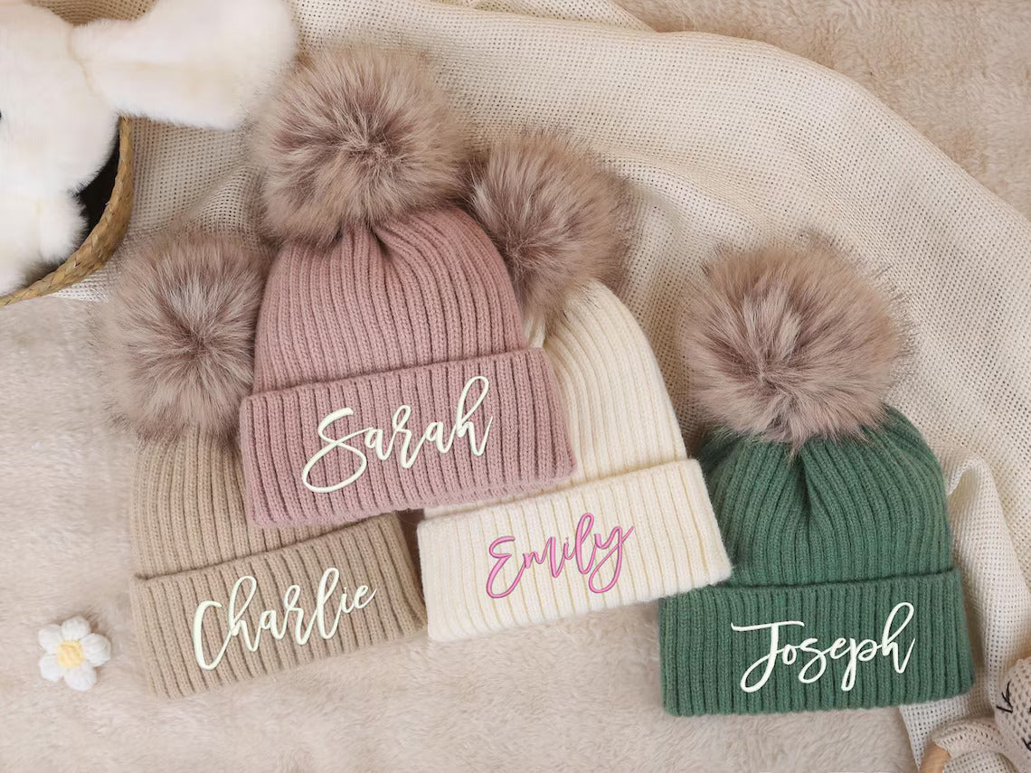 Personalisierte gehäkelte Kindermützen mit Stickerei – Individuell gestaltete Wintermützen mit Bommel