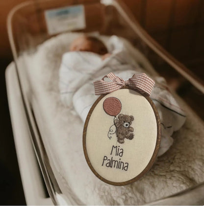 Personalisierter Ovaler Namensstickrahmen – Teddy & Ballon Design
