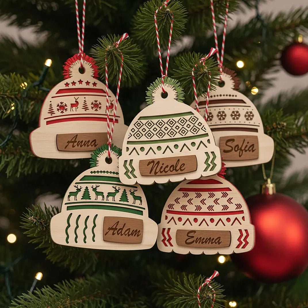 Personalisierte Weihnachtsmützen als Christbaumschmuck – Individuelle Namensdekoration