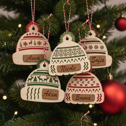 Personalisierte Weihnachtsmützen als Christbaumschmuck – Individuelle Namensdekoration