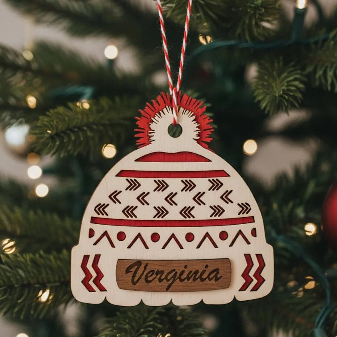 Personalisierte Weihnachtsmützen als Christbaumschmuck – Individuelle Namensdekoration