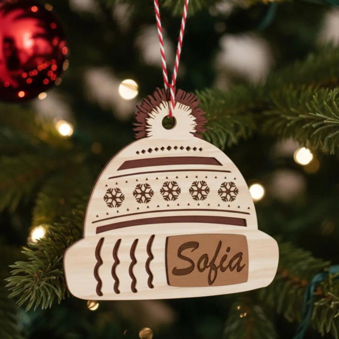 Personalisierte Weihnachtsmützen als Christbaumschmuck – Individuelle Namensdekoration