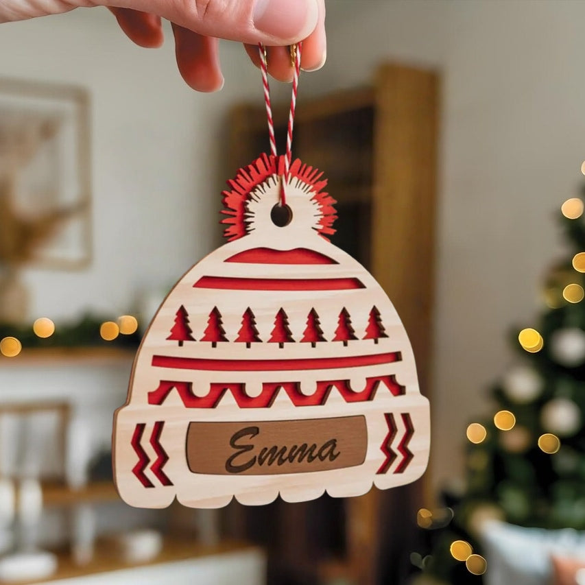 Personalisierte Weihnachtsmützen als Christbaumschmuck – Individuelle Namensdekoration