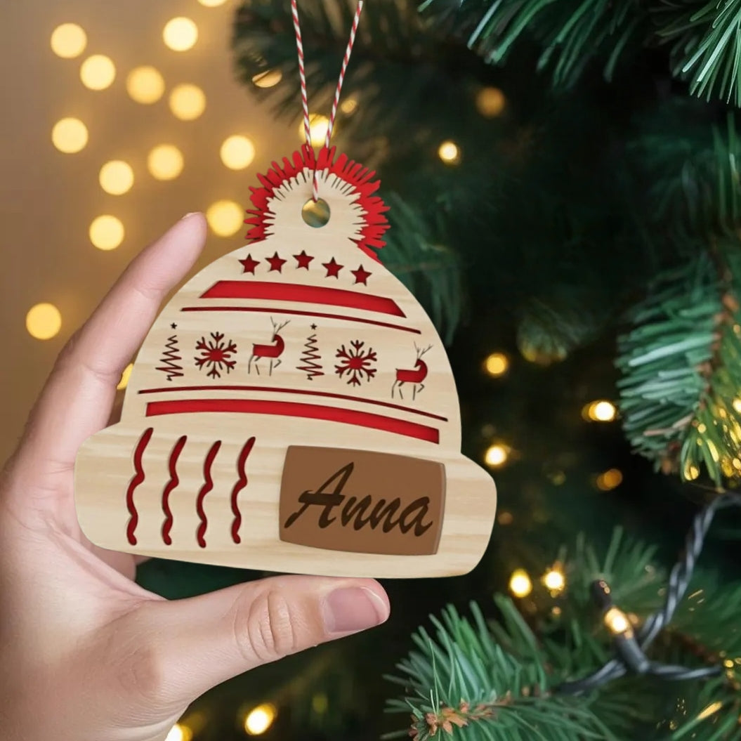Personalisierte Weihnachtsmützen als Christbaumschmuck – Individuelle Namensdekoration