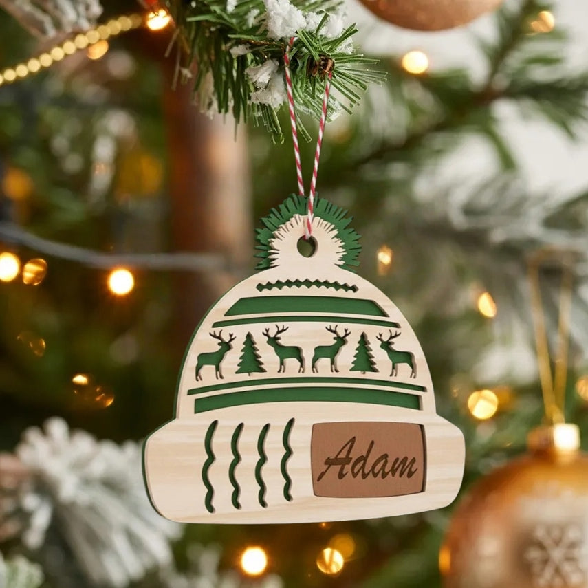 Personalisierte Weihnachtsmützen als Christbaumschmuck – Individuelle Namensdekoration
