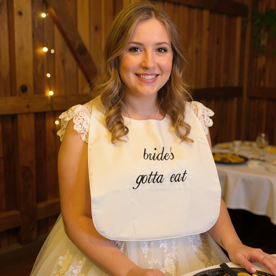 „Bräute müssen essen“-Lätzchen – Personalisiertes, besticktes Lätzchen für Brautparty und Hochzeit