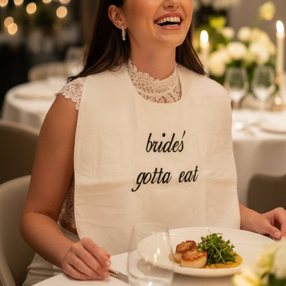 „Bräute müssen essen“-Lätzchen – Personalisiertes, besticktes Lätzchen für Brautparty und Hochzeit