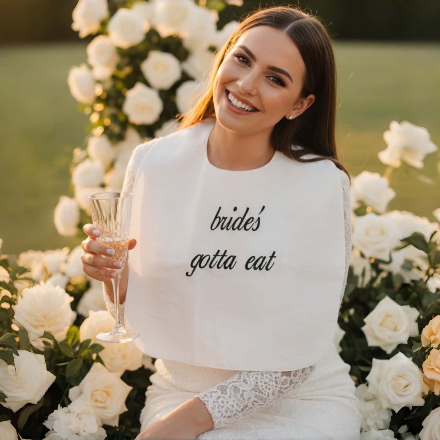 „Bräute müssen essen“-Lätzchen – Personalisiertes, besticktes Lätzchen für Brautparty und Hochzeit