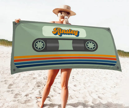 Serviette de plage personnalisée avec motif de cassette rétro et nom personnalisé pour piscine, plage, bain 