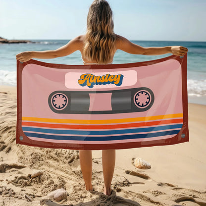 Serviette de plage personnalisée avec motif de cassette rétro et nom personnalisé pour piscine, plage, bain 