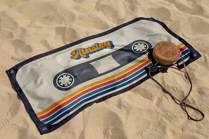 Serviette de plage personnalisée avec motif de cassette rétro et nom personnalisé pour piscine, plage, bain 