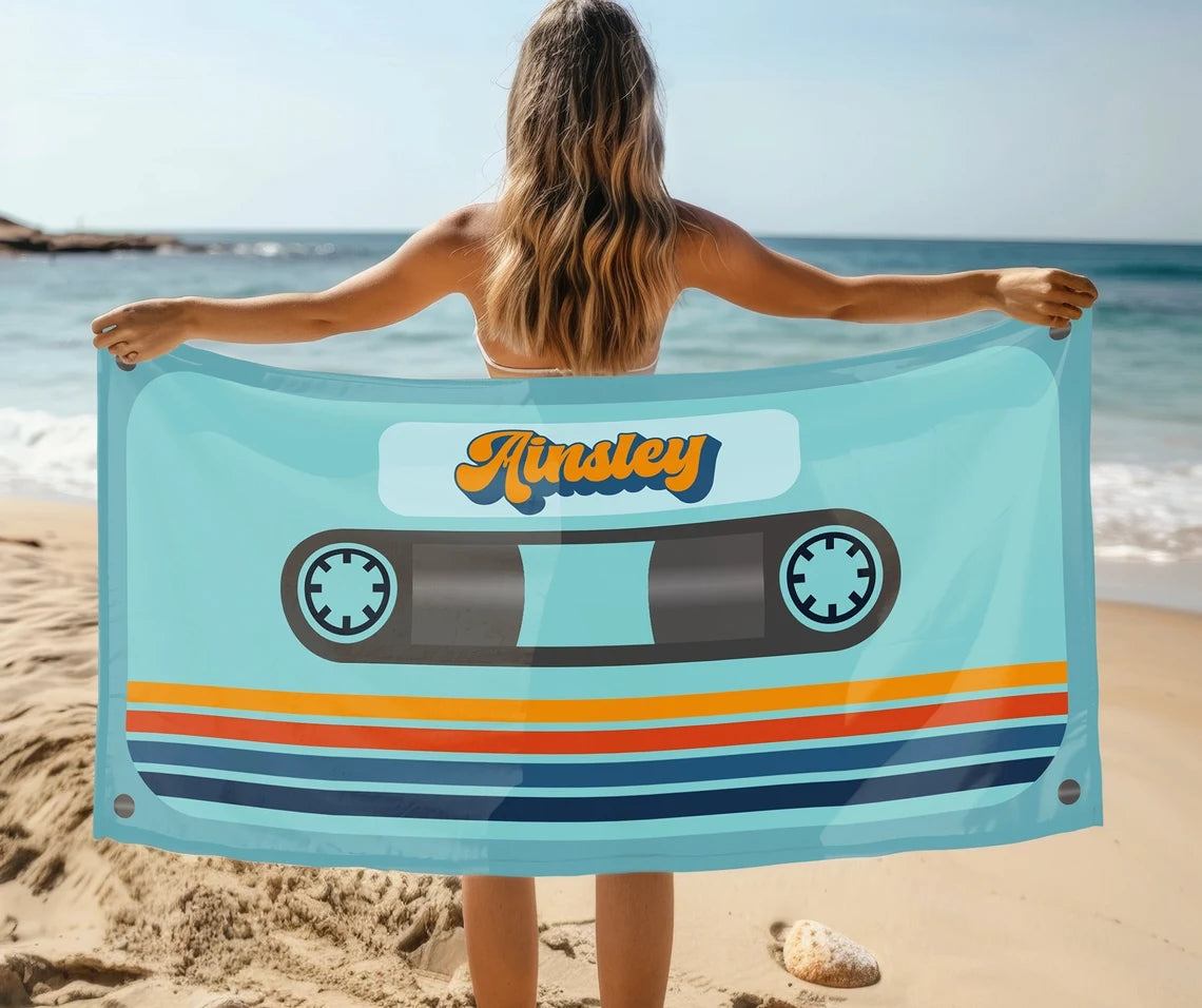 Serviette de plage personnalisée avec motif de cassette rétro et nom personnalisé pour piscine, plage, bain 