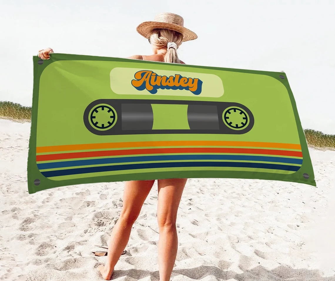 Serviette de plage personnalisée avec motif de cassette rétro et nom personnalisé pour piscine, plage, bain 