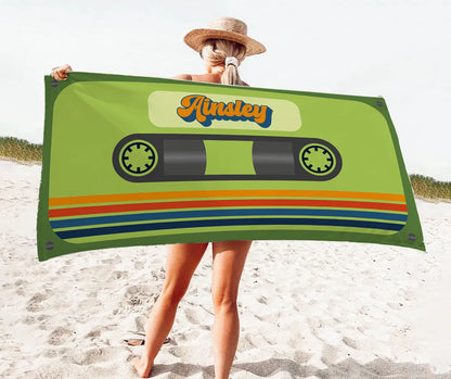 Serviette de plage personnalisée avec motif de cassette rétro et nom personnalisé pour piscine, plage, bain 