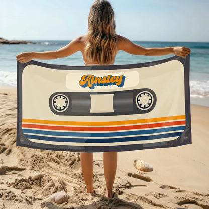 Serviette de plage personnalisée avec motif de cassette rétro et nom personnalisé pour piscine, plage, bain 