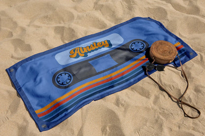 Serviette de plage personnalisée avec motif de cassette rétro et nom personnalisé pour piscine, plage, bain 