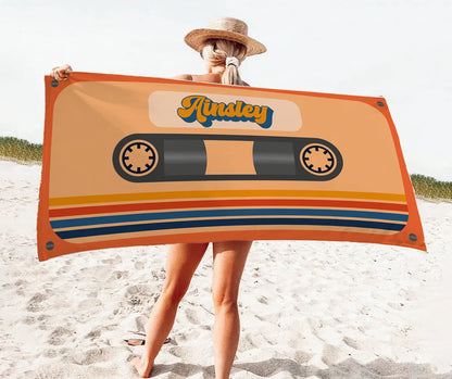 Serviette de plage personnalisée avec motif de cassette rétro et nom personnalisé pour piscine, plage, bain 
