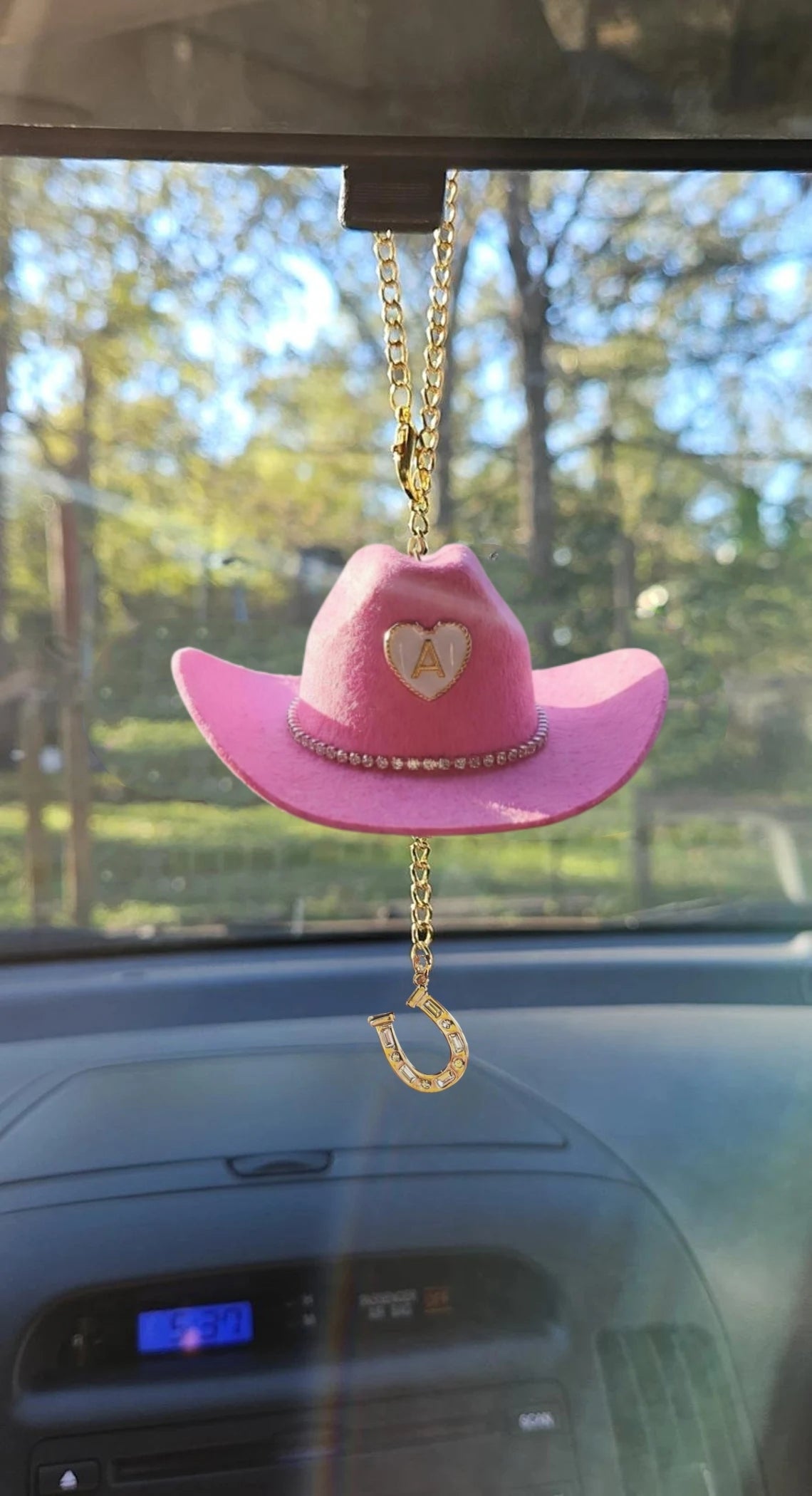 Mini breloque de voiture en forme de chapeau de cowboy avec initiale personnalisée