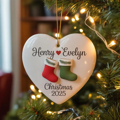 Personalisierter Weihnachtsschmuck für Paare 2025 | Individuell gestaltetes Keramik-Erinnerungsgeschenk für Paare
