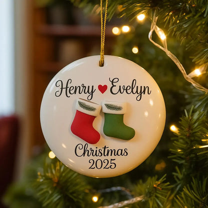 Personalisierter Weihnachtsschmuck für Paare 2025 | Individuell gestaltetes Keramik-Erinnerungsgeschenk für Paare