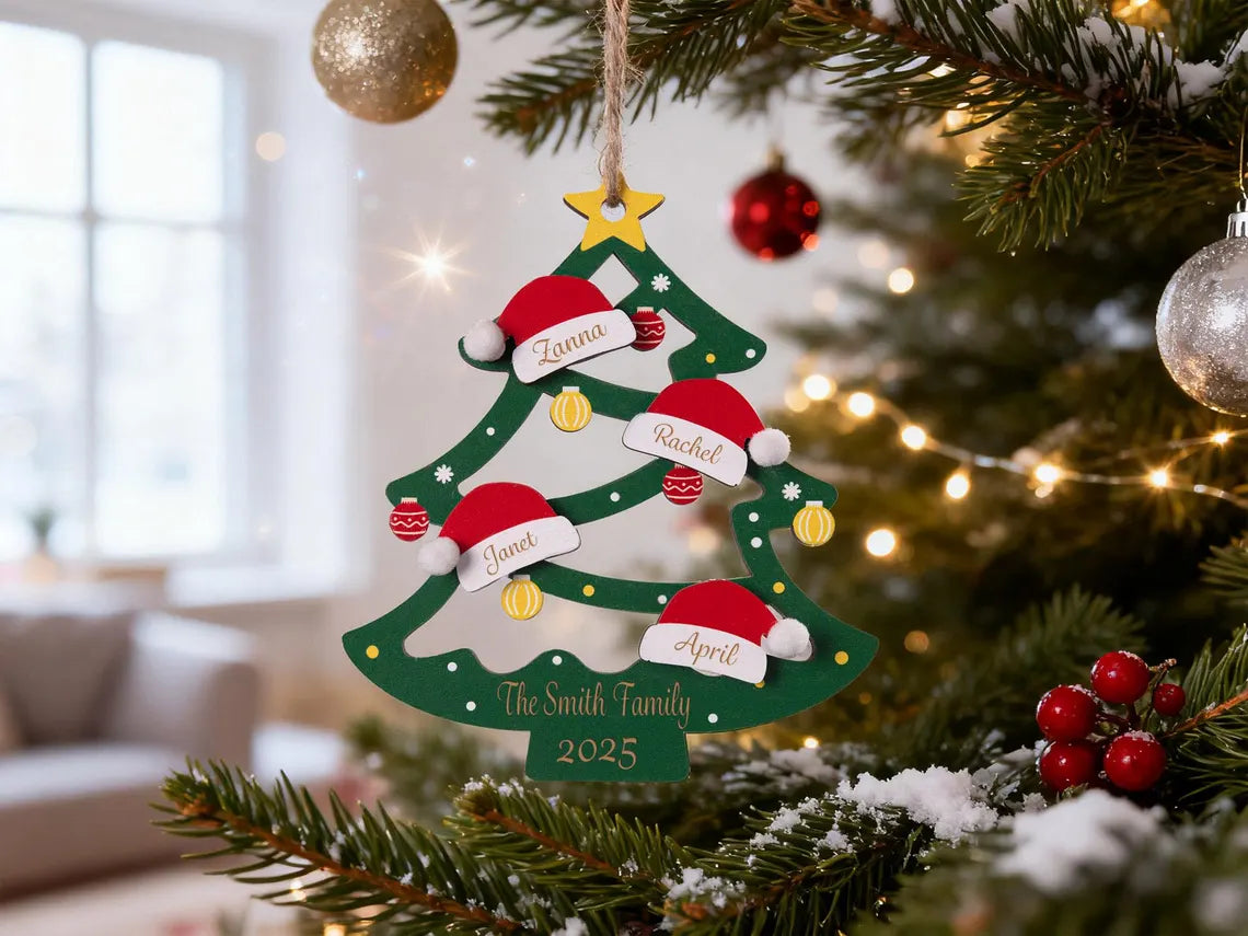 Décoration de Noël familiale en bois personnalisée 2025 – Noms sur les chapeaux