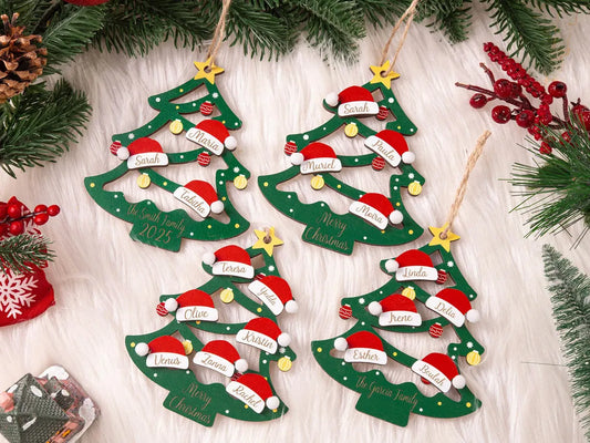Décoration de Noël familiale en bois personnalisée 2025 – Noms sur les chapeaux