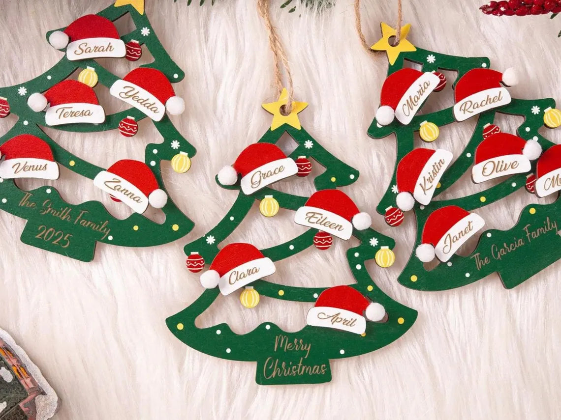 Décoration de Noël familiale en bois personnalisée 2025 – Noms sur les chapeaux