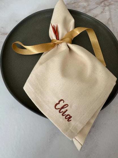 Personalisierte Festtagsserviette | Individuell bestickte Stoffserviette mit Namen für Weihnachten