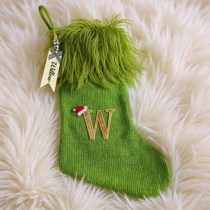 Elfeninspirierter grüner flauschiger Weihnachtsstrumpf mit personalisiertem Namensschild