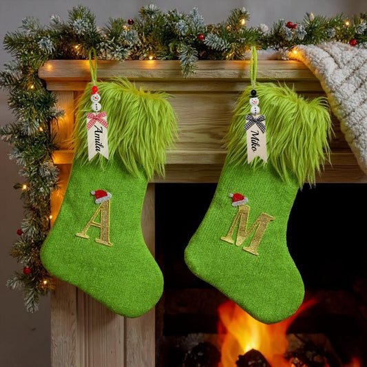 Chaussette de Noël verte duveteuse inspirée des elfes avec étiquette nominative personnalisée
