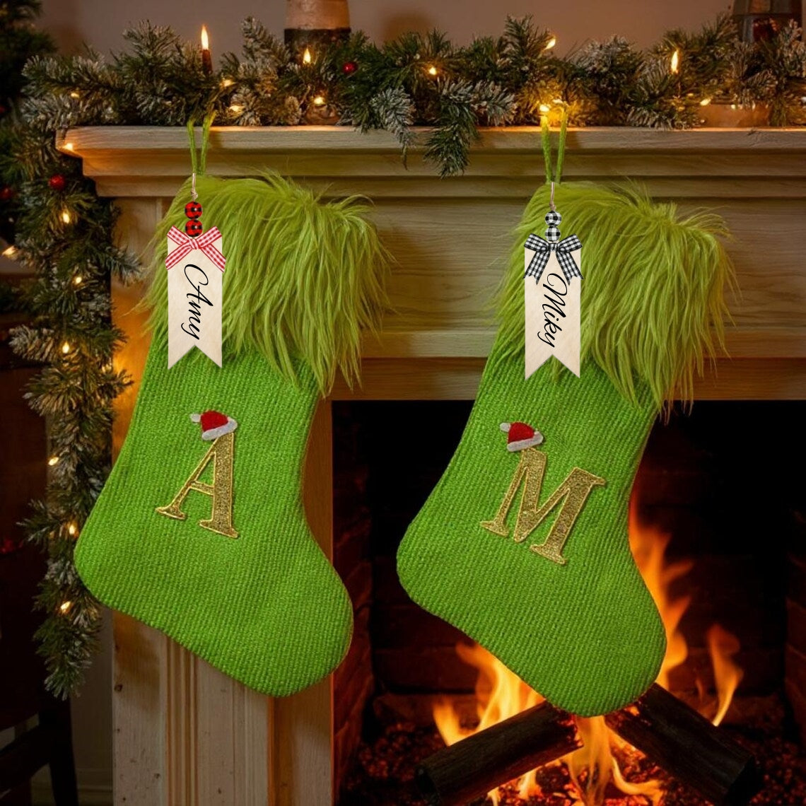Elfeninspirierter grüner flauschiger Weihnachtsstrumpf mit personalisiertem Namensschild