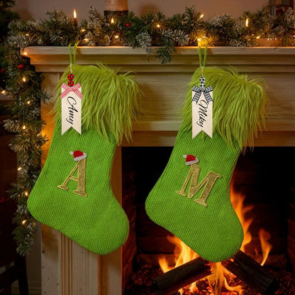 Elfeninspirierter grüner flauschiger Weihnachtsstrumpf mit personalisiertem Namensschild