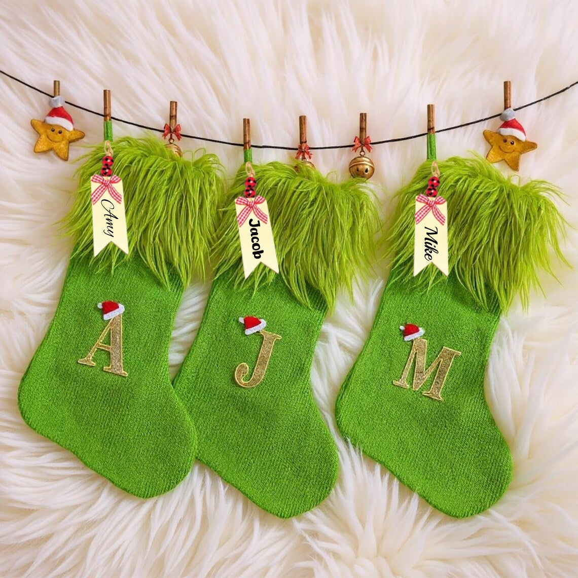Elfeninspirierter grüner flauschiger Weihnachtsstrumpf mit personalisiertem Namensschild