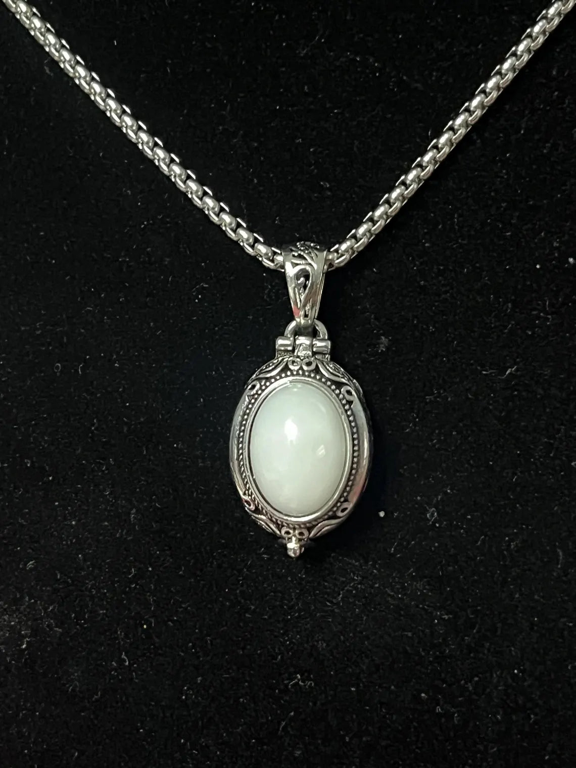 Luna Lume Glow Necklace | Magnetic Light Moon Pendant Jewelry