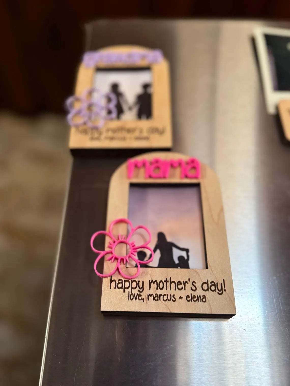 Personalisierter Fotorahmen-Magnet – Graviertes Blumengeschenk für Mama